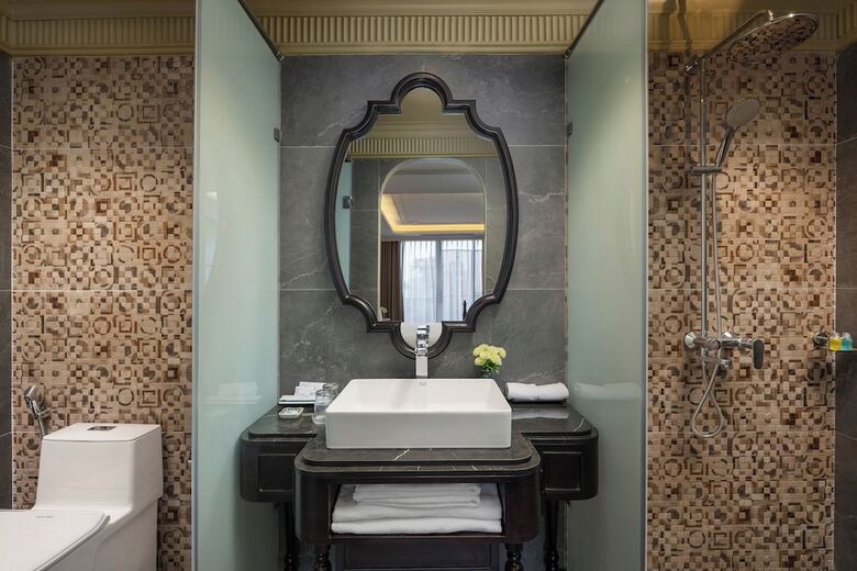 May De Ville Crown Hotel