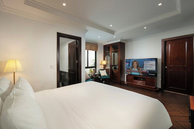 May De Ville Crown Hotel