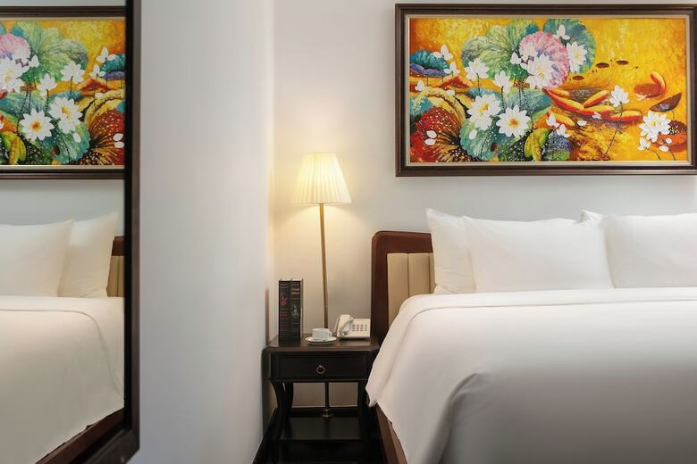 May De Ville Crown Hotel