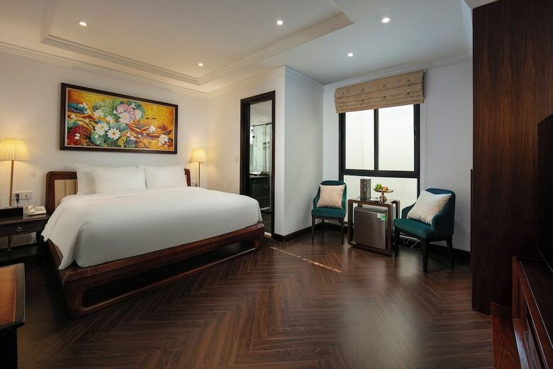 May De Ville Crown Hotel