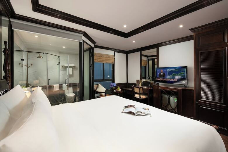 May De Ville Crown Hotel