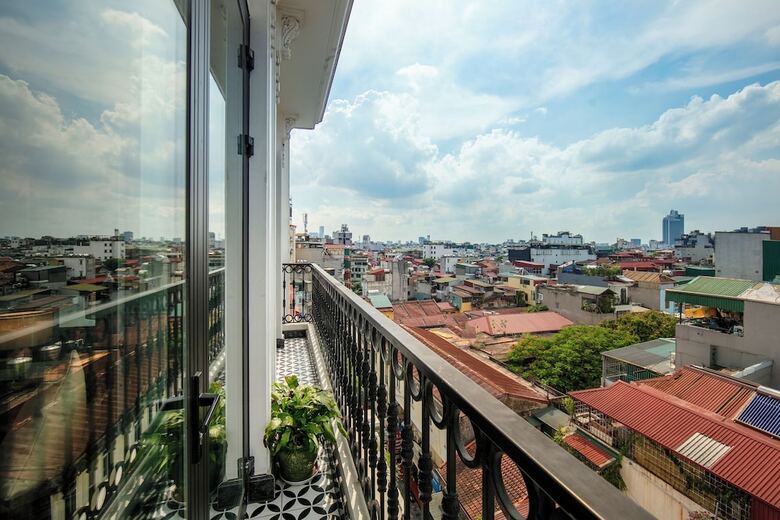May De Ville Crown Hotel