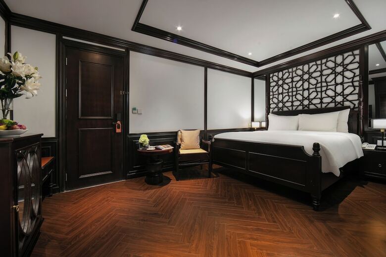 May De Ville Crown Hotel