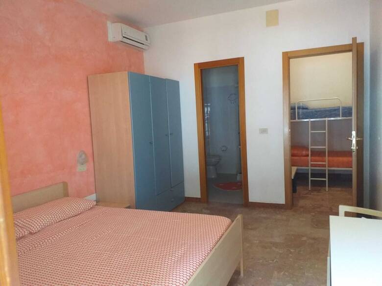 Room In B&B - Spacious Double Room A Stone Throw From The Sea