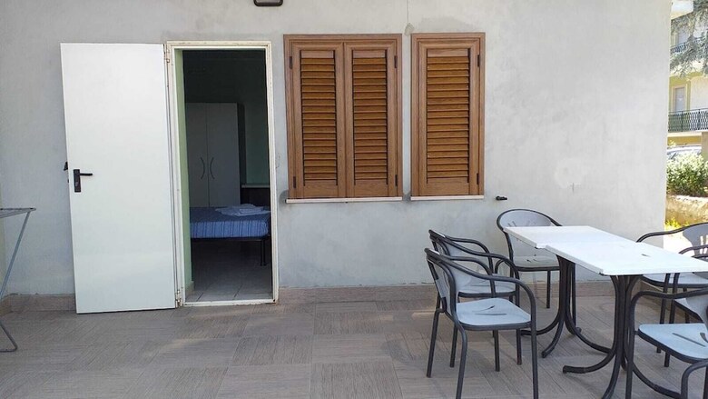 Room In B&B - Spacious Double Room A Stone Throw From The Sea