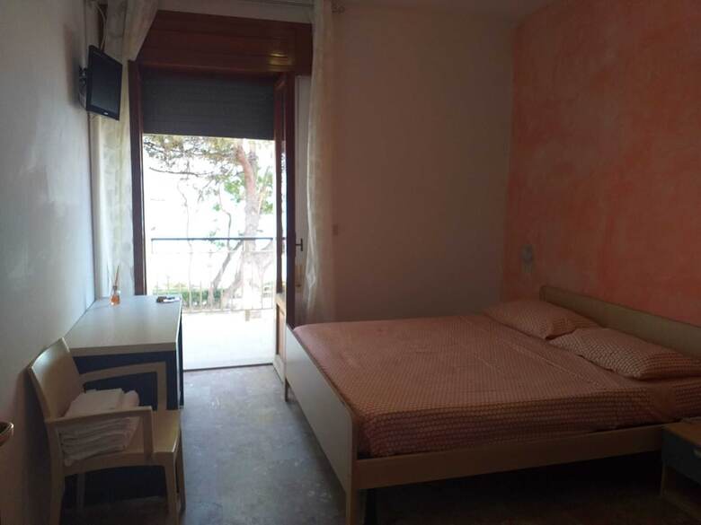 Room In B&B - Spacious Double Room A Stone Throw From The Sea