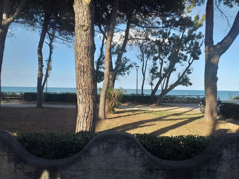 Room In B&B - Spacious Double Room A Stone Throw From The Sea
