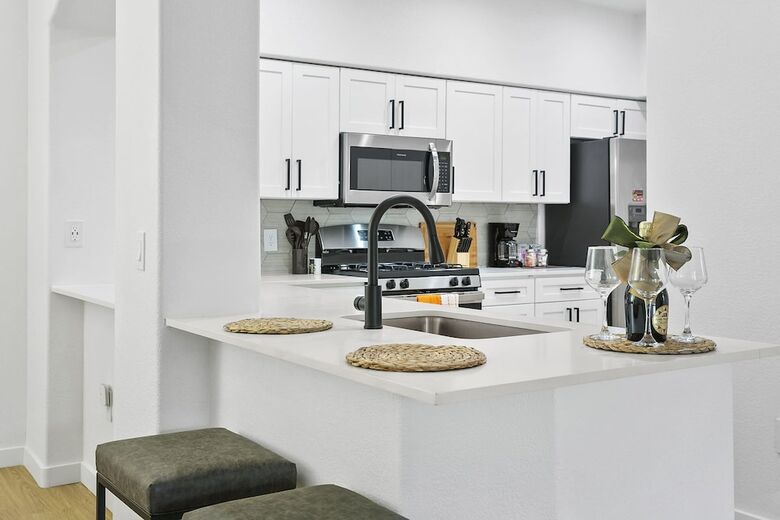 Aparthotel Two Glendale Cozysuites With Pool 2 & 9