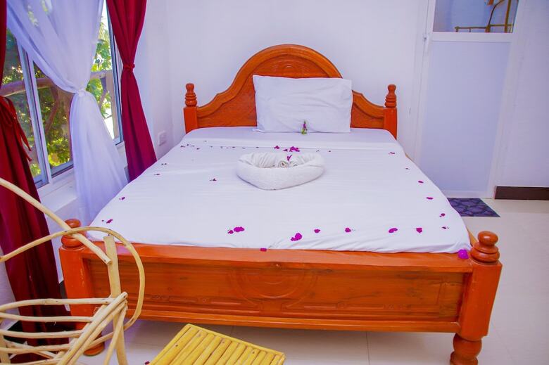 Room-room Na - At The Left Side Sea View