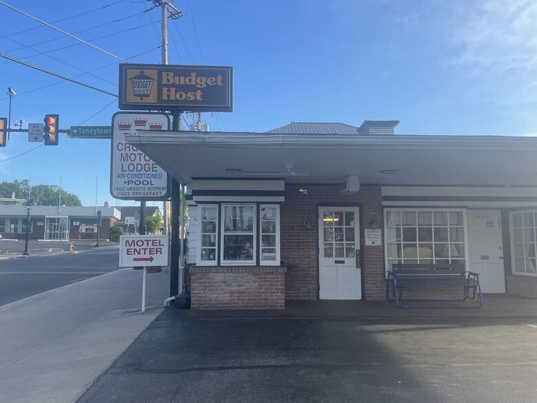 Budget Host Three Crowns Motor Lodge