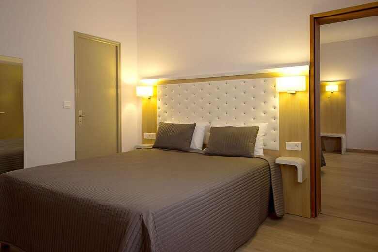 Hotel H�tel C�t� Ventoux