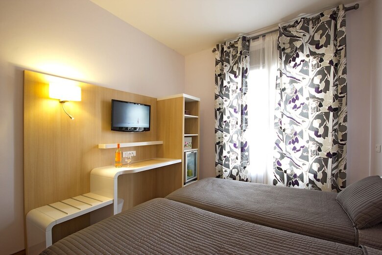 Hotel H�tel C�t� Ventoux
