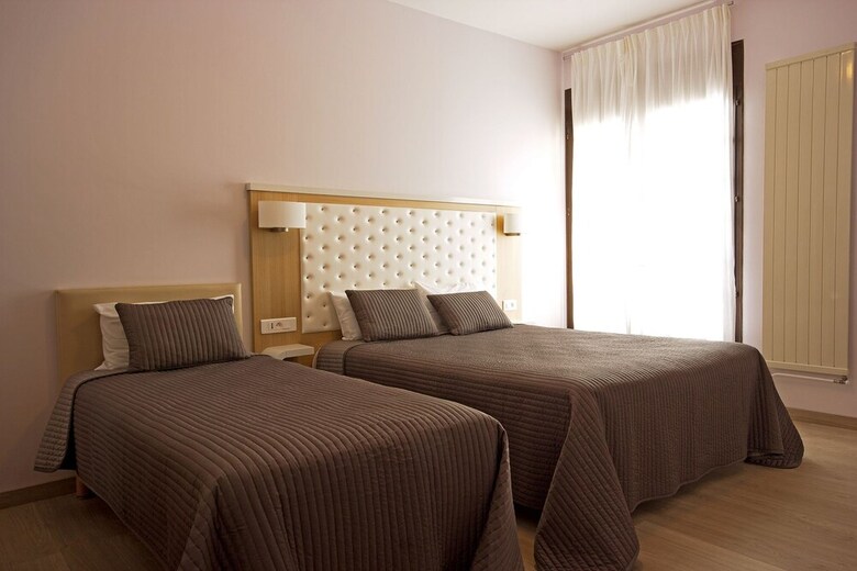 Hotel H�tel C�t� Ventoux
