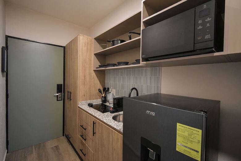 Expo Satelite 2750 Hotel & Suites