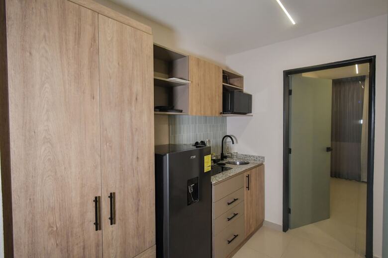 Expo Satelite 2750 Hotel & Suites