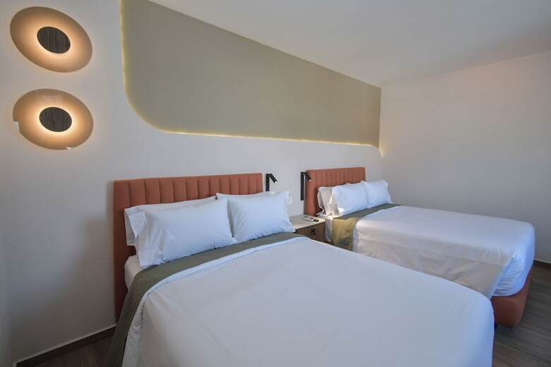 Expo Satelite 2750 Hotel & Suites