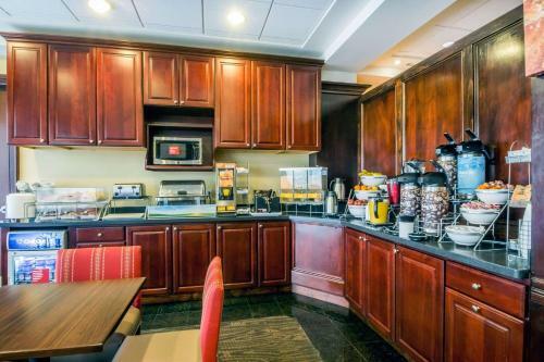 Hotel Comfort Suites Avenel