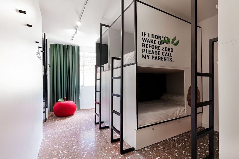 Hostal 2060 The Newton Hostel & Market