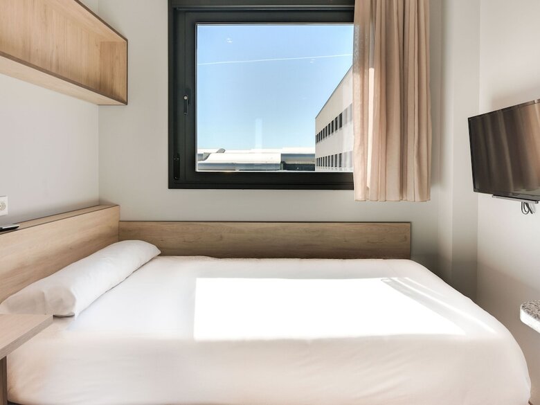 Hostal Livensa Living Studios Malaga Feria