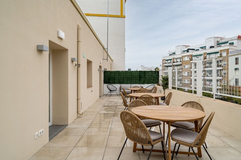 Aparthotel Limehome Sevilla Ronda De Capuchinos