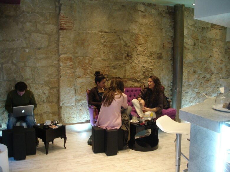Hostal Revolutum Hostel