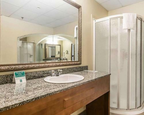 Hotel H�tel Quality Suites Drummondville