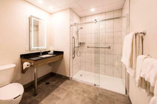 Hotel H�tel Quality Suites Drummondville