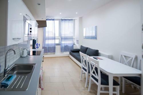 Apartments Kope?n� With Parking