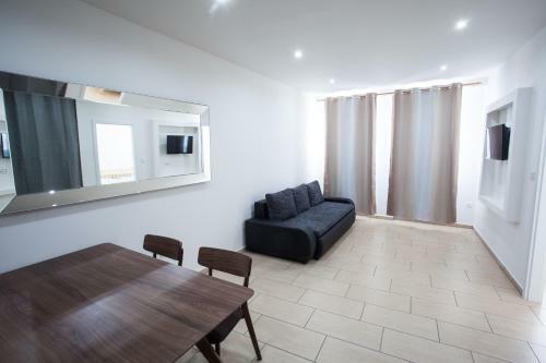 Apartments Kope?n� With Parking