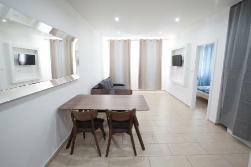 Apartments Kope?n� With Parking
