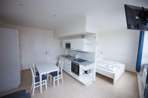 Apartments Kope?n� With Parking