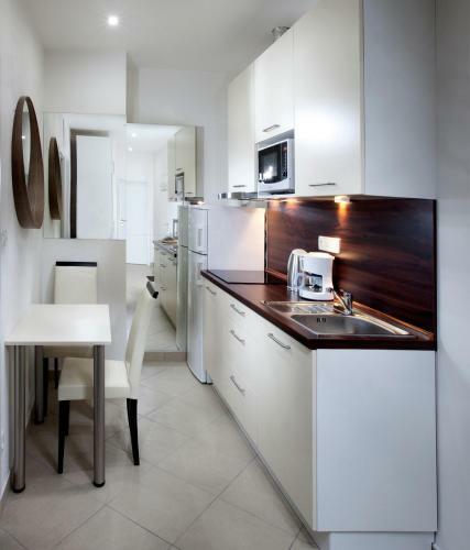 Apartments Kope?n� With Parking