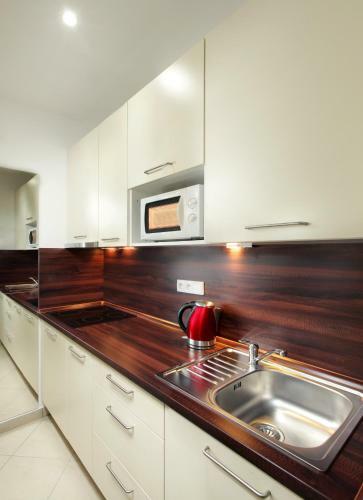 Apartments Kope?n� With Parking