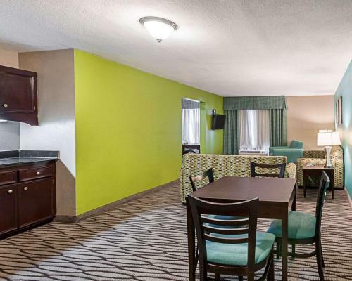 Hotel Quality Suites Sulphur