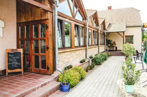 Hostal Borosty�nkert �tterem & Vend�gh�z