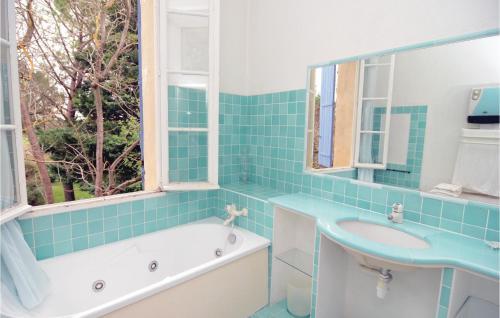 Holiday Home Mas De La Tour De Lubiere