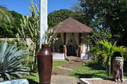 Bed & Breakfast Luna House Moyo Wa Dunia Ltd