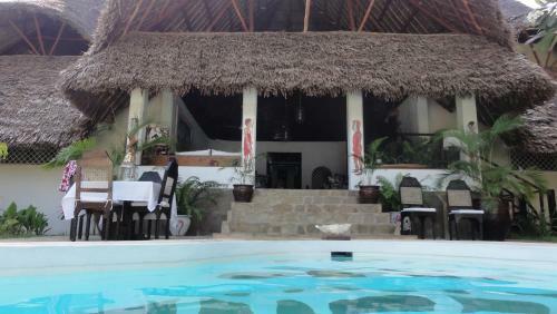 Bed & Breakfast Luna House Moyo Wa Dunia Ltd