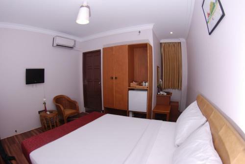 Holiday Hotel