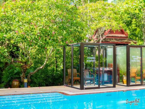 Hotel Sugar Hut Resort & Restaurant
