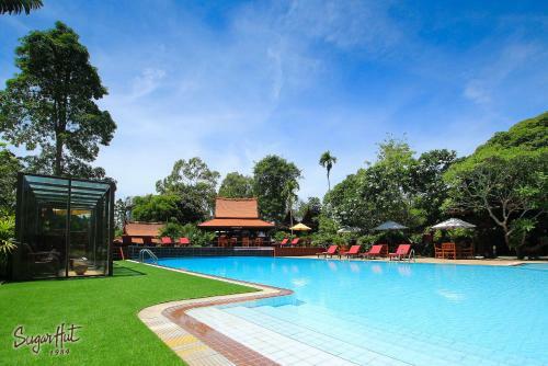 Hotel Sugar Hut Resort & Restaurant