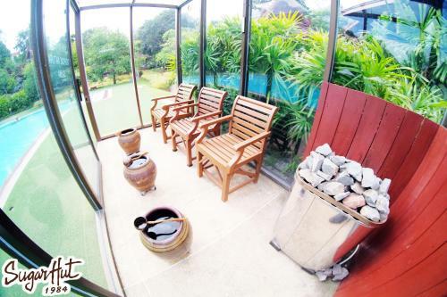 Hotel Sugar Hut Resort & Restaurant