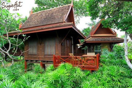 Hotel Sugar Hut Resort & Restaurant