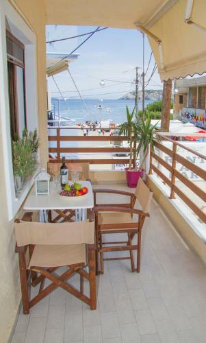Zorbas Studios & Apartments