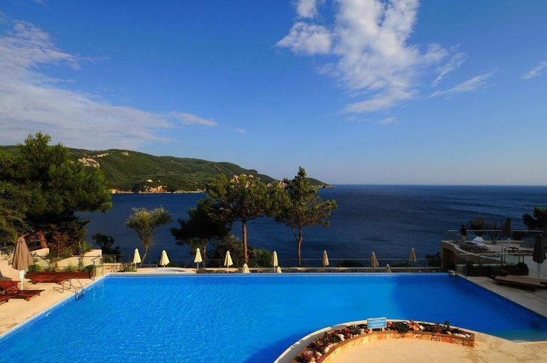 Akrotiri Hotel