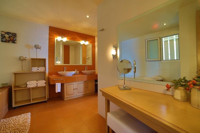 Akrotiri Hotel