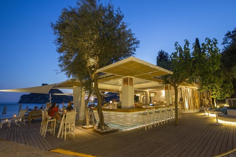 Akrotiri Hotel
