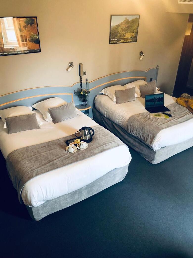 Hotel Azal�es