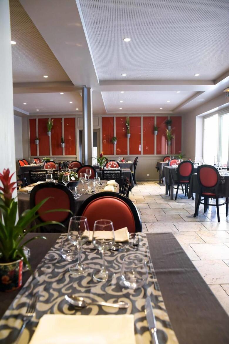 Hotel Azal�es