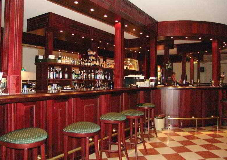 Hotel Flora (.)